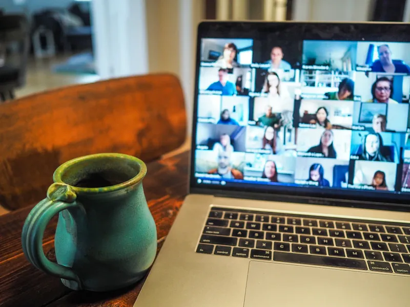 Persona trabajando desde casa con enfoque en salud emocional