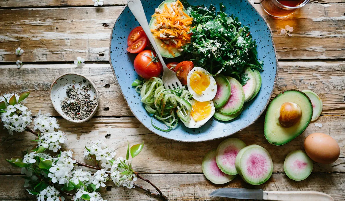 Mesa con alimentos frescos y coloridos preparados con atención